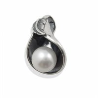Stříbrný přívěsek s perlou 2F390